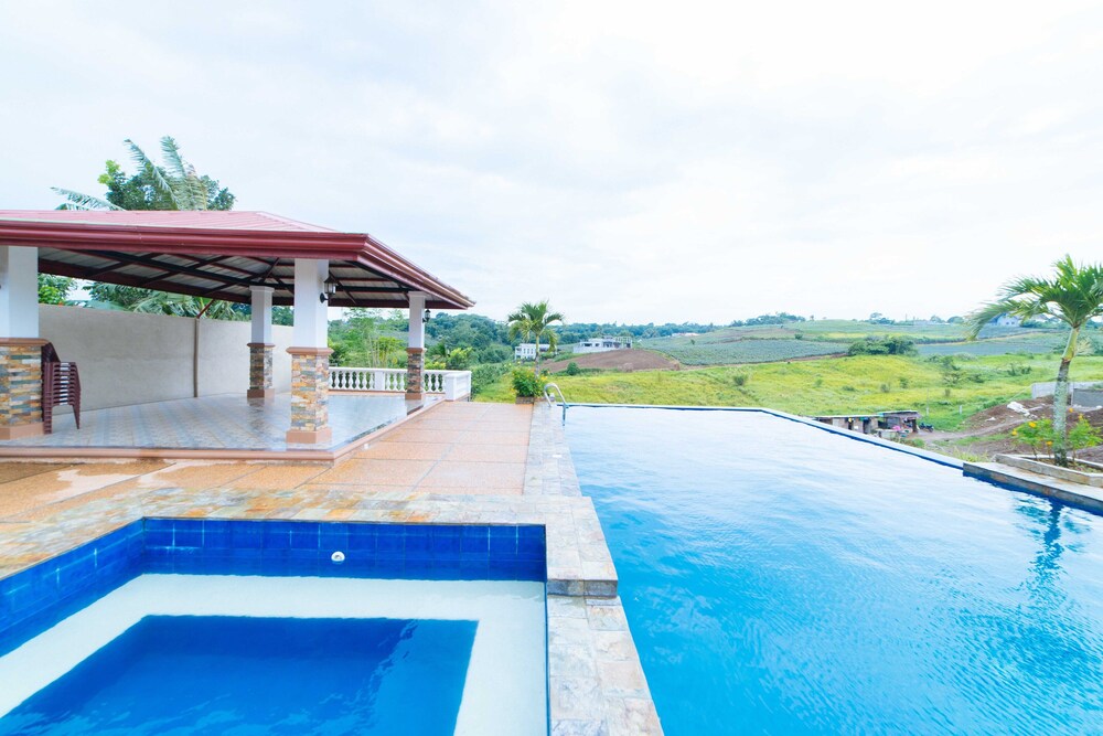 RedDoorz @ City Market Tagaytay in Tagaytay, Philippines