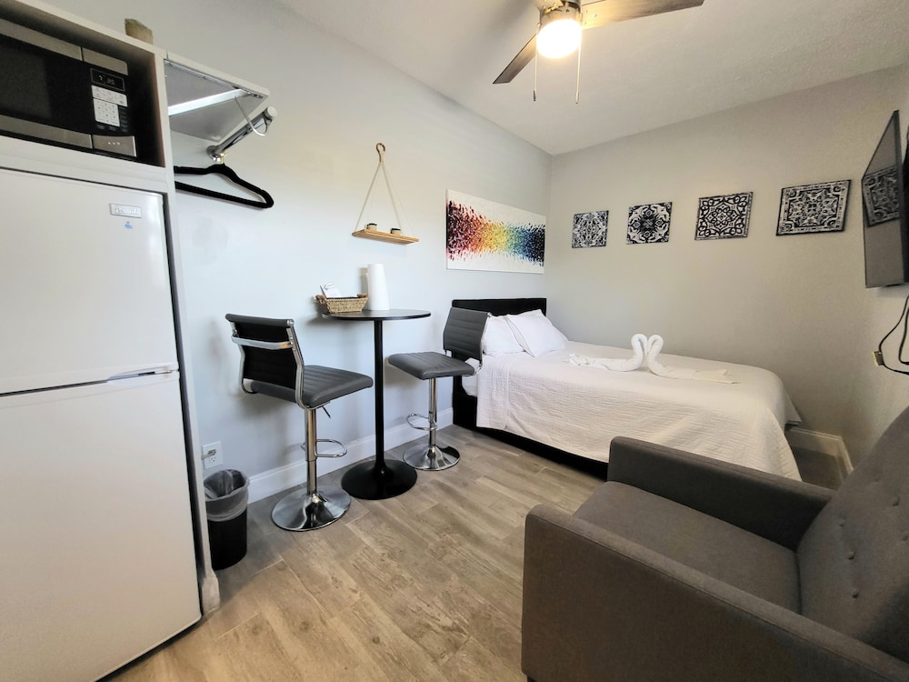 Barefoot Mailman Inn & Suites - photo 27
