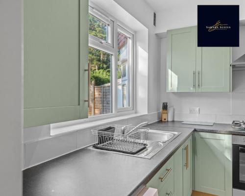 Luxury 6 bed 6 En suite Free Parking Reading