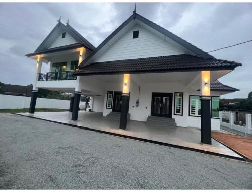 Teratak Beringin 8 Bedrooms With Pool — hotel near Sultan Mahmud Airport