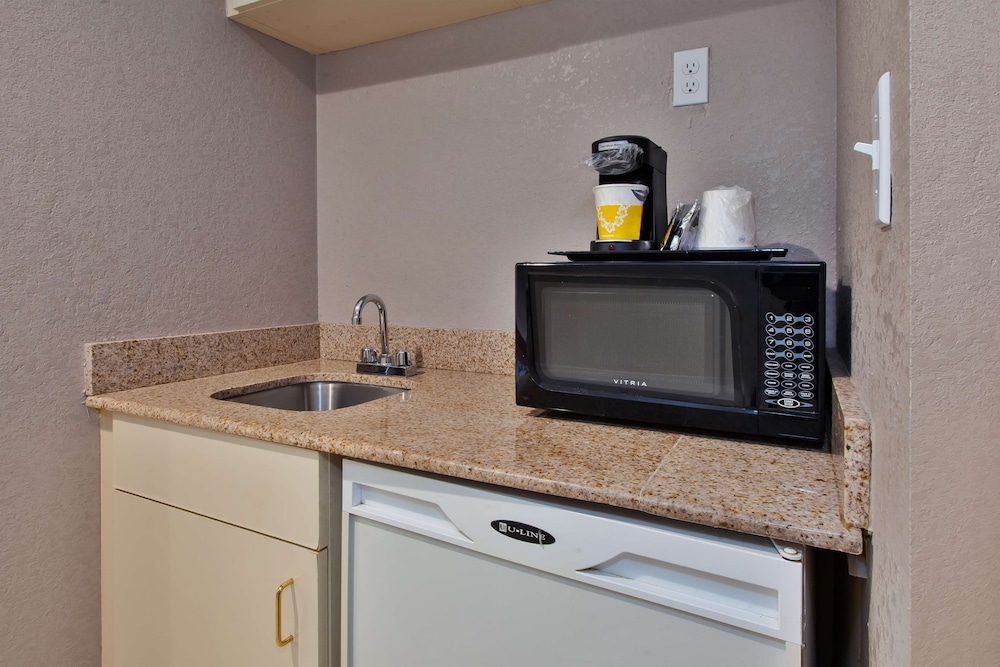 Hampton Inn College Park - photo 23