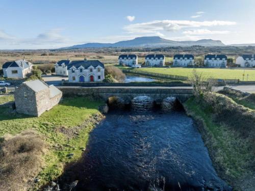Fishermans Cottage Stunning Two Bedroom with Views close to town — 4-Star Luxury Hotel in Bundoran, Republic of Ireland