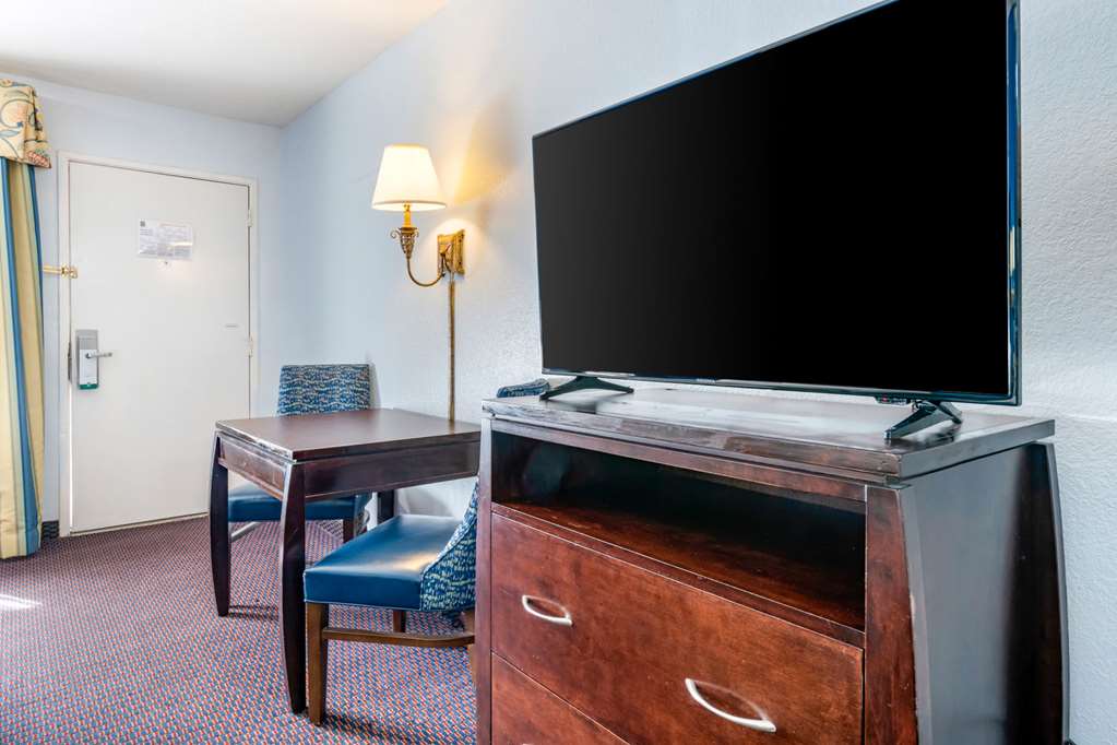 Quality Inn Sarasota North Near Lido Key Beach - photo 8