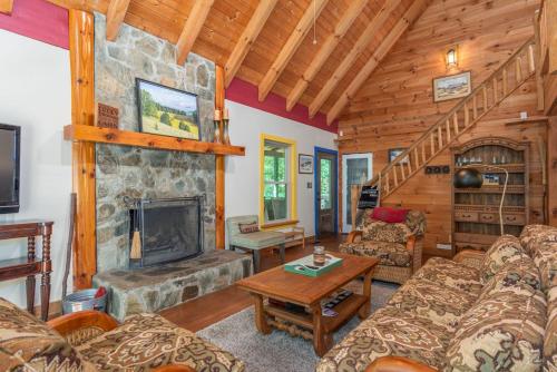 Secluded Cabin with Quality Furnishing and Hot Tub — 4-Star Luxury Hotel in Leicester, United States