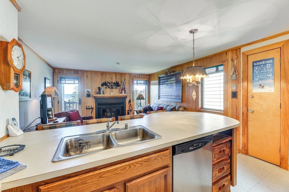 Located in Snowshoe Resort: Townhome w Deck - photo 11
