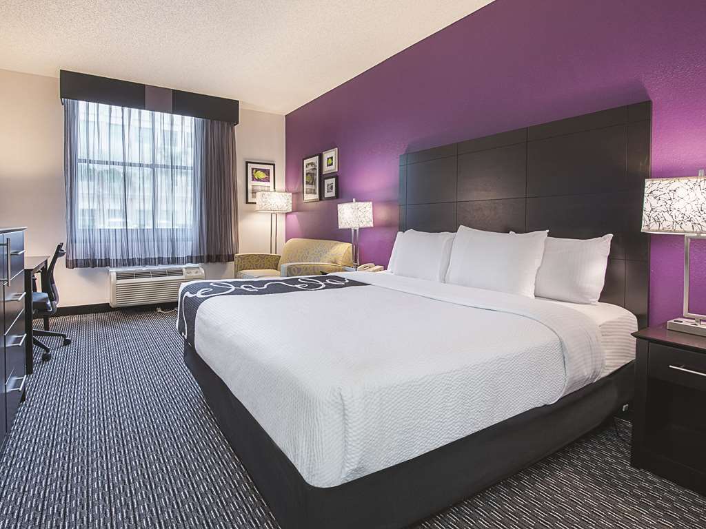 La Quinta Inn & Suites by Wyndham Plantation at SW 6th St - photo 17