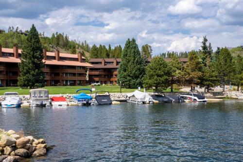 Lakefront Condo Ground Floor Ideal for Couples or Families — 4-Star Luxury Hotel in Alliance, United States