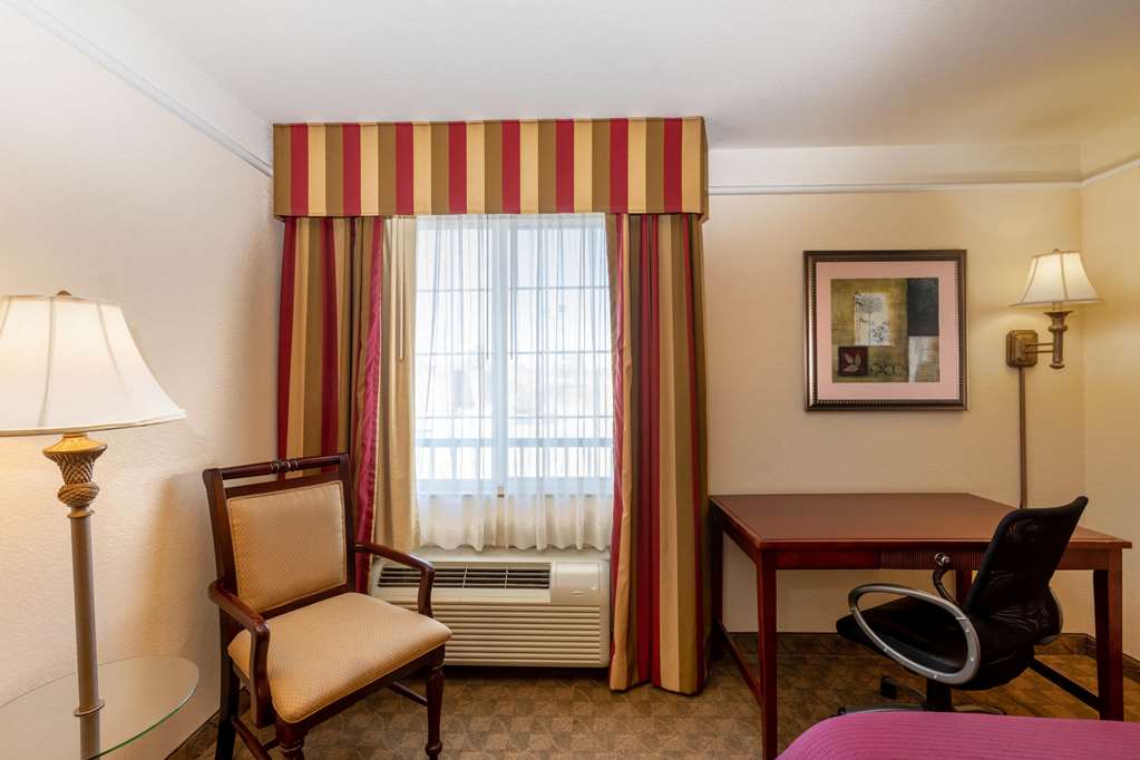 La Quinta Inn & Suites by Wyndham Dodge City - photo 7