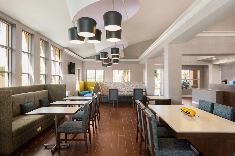 Hampton Inn & Suites Fort Lauderdale Airport - photo 26
