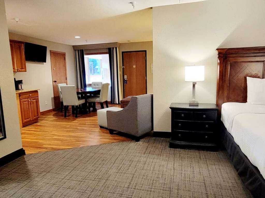 Best Western Plus Dubuque Hotel & Conference Center - photo 18