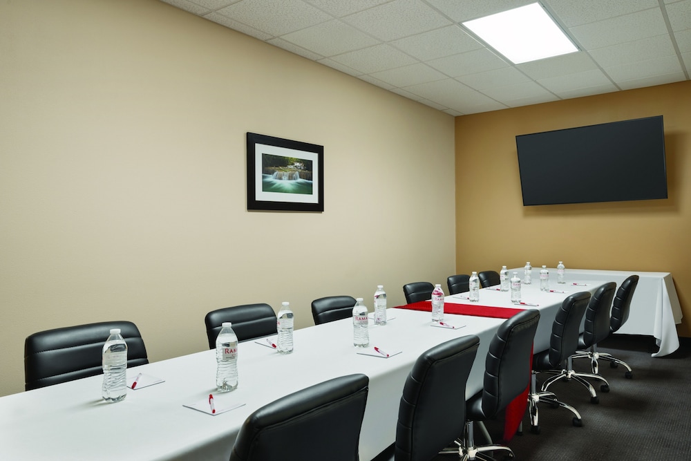 Bakken Airport Hotel and Suites XWA - photo 22