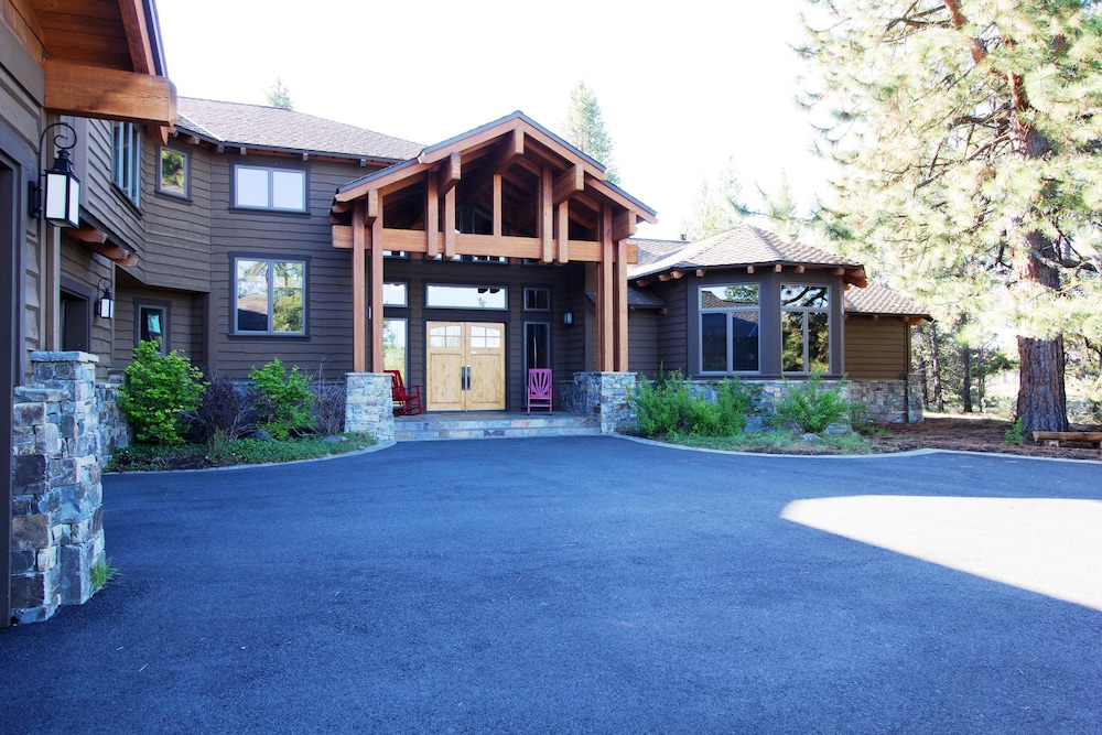 Raven Rock 56606 — 4-Star Luxury Hotel in Bend, United States