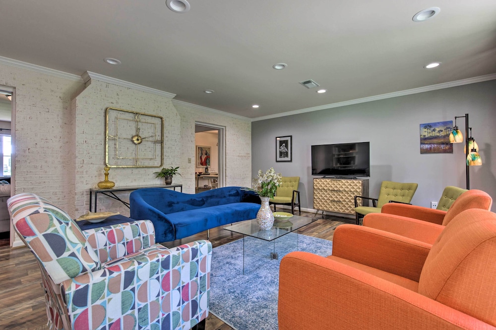 Ocean Springs Home Walk to Beach and Downtown — 4-Star Luxury Hotel in Ocean Springs, United States