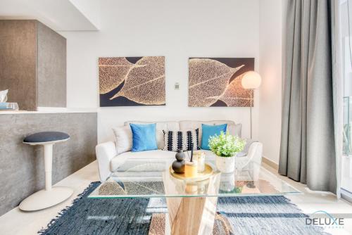 Upbeat 1BR at Pantheon Elysee Jumeirah Village Circle by Deluxe Holiday Homes — 4-Star Luxury Hotel in Dubai, United Arab Emirates
