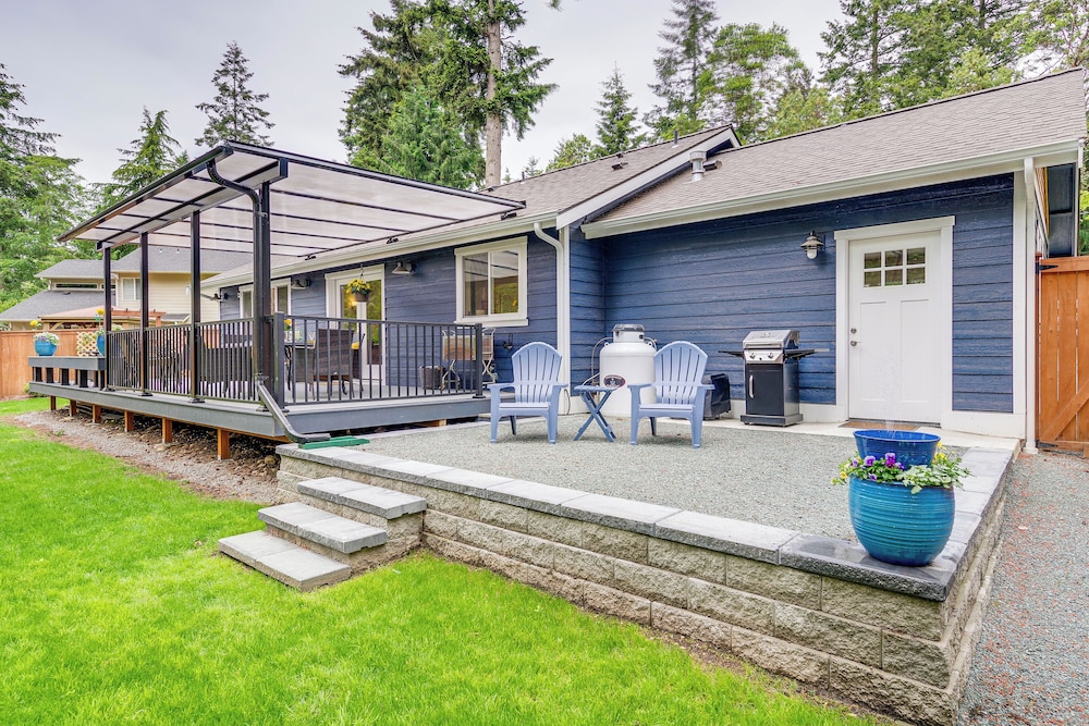 Freeland Retreat Deck Fire Pit & Beach Access — hotel in Freeland