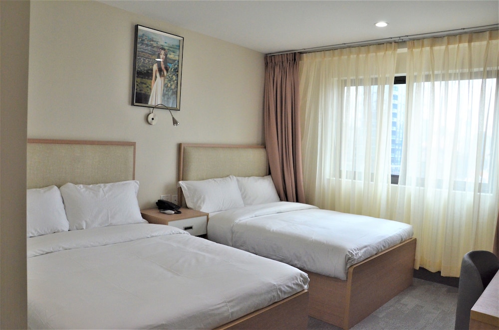 Lic Plaza Hotel - photo 8