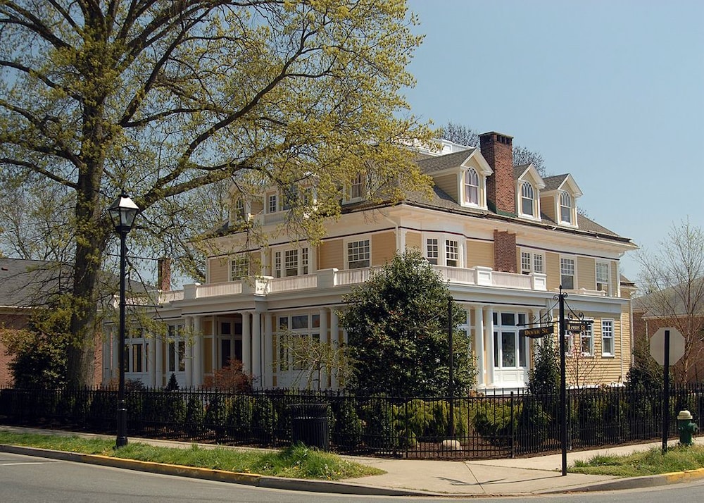Inn At 202 Dover — Easton