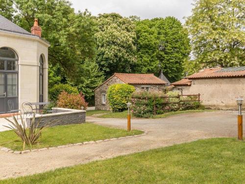 Gîte de Charme avec Jardin Privé près de Nantes Accès Facile Équipé Tout Confort FR 1 306 812 — hotel in Saint-Sebastien-Sur-Loire