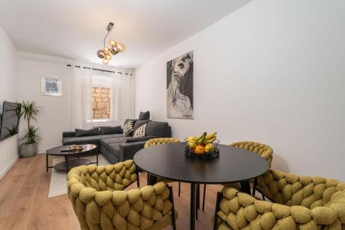 L & M Apartment Perfect Old Town Location Two Bedroom House