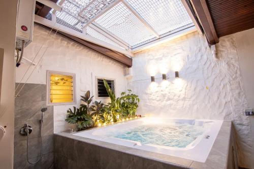 Chill Out Jacuzzi todo el año Unicentro 5 minu in Medellin, Colombia