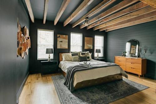 Stunning 5 BR Heart of Downtown — 4-Star Luxury Hotel in Lancaster, United States