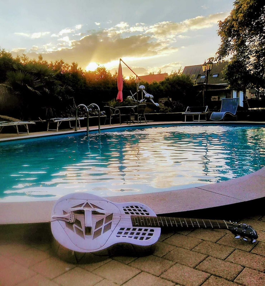 B&B Casa Roman & Vakantiewoning voor 1 pers tot max 32 personen — 4-Star Luxury Hotel in Zonhoven, Belgium