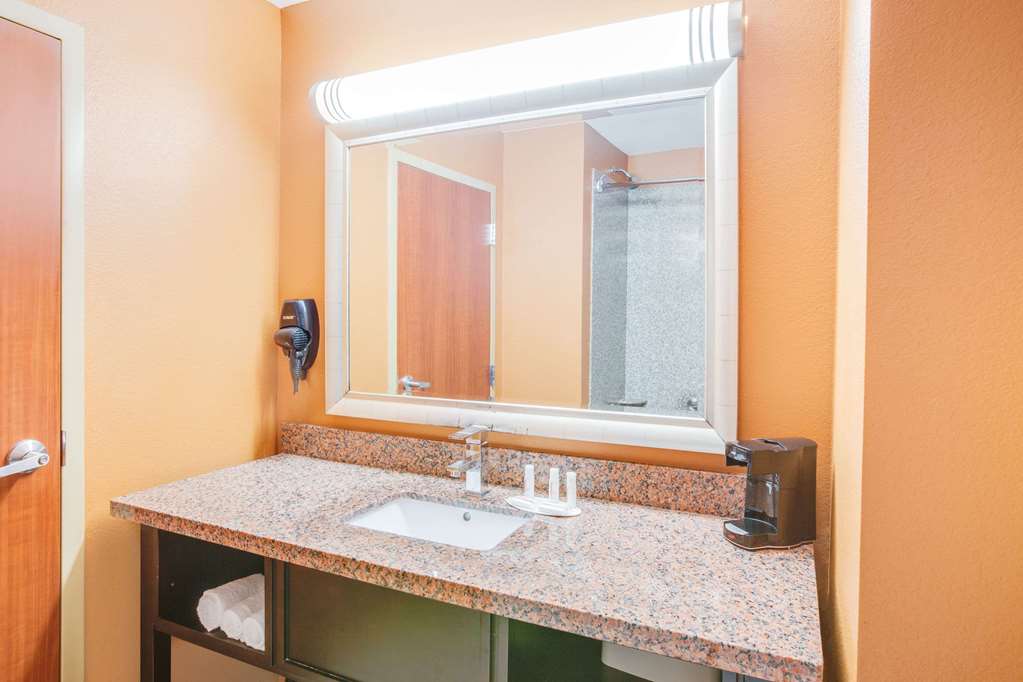 Days Inn & Suites by Wyndham Russellville - photo 7