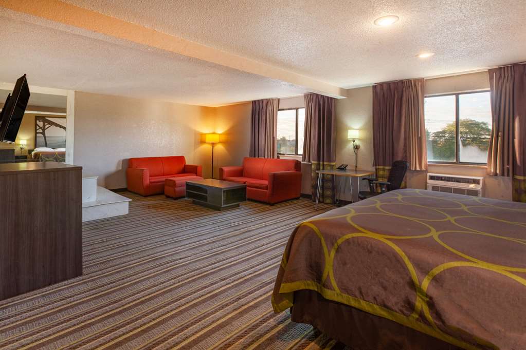 Super 8 by Wyndham Roseville Detroit Area - photo 31