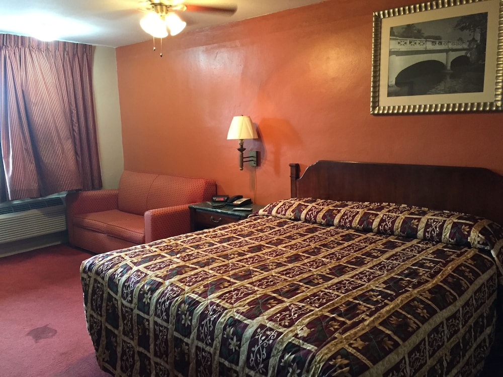 Deluxe Inn Airport - photo 5