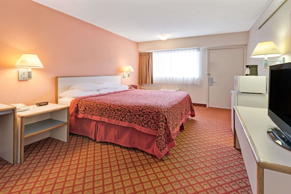 Days Inn by Wyndham Overland Park Metcalf Convention Center - photo 6