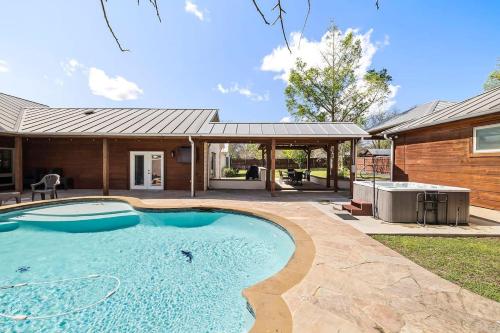 4 Bedroom Close to Downtown Hot Tub Pool — 4-Star Luxury Hotel in Fredericksburg, United States