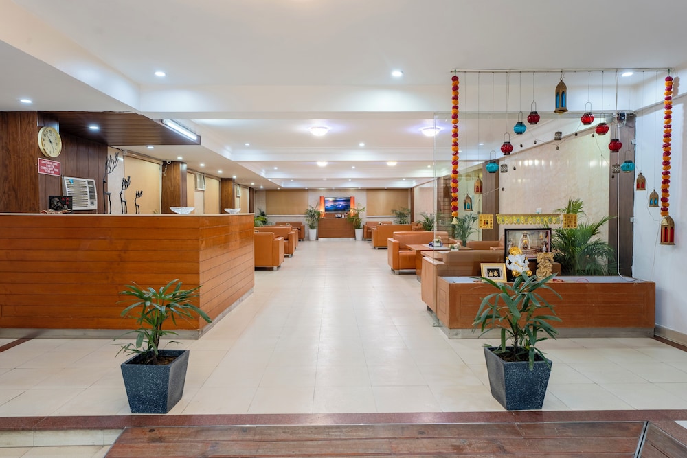 The Lodgers Hotel Near Medanta Hospital Sector 38