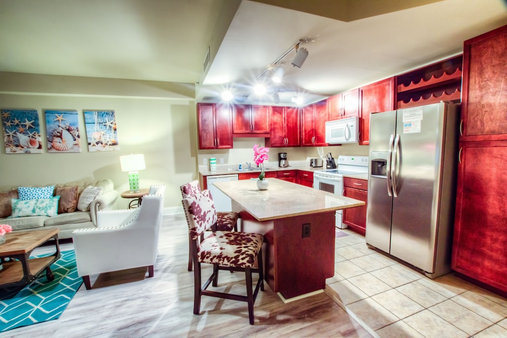 Laketown Wharf Resort by Aneliya's Rentals - photo 287
