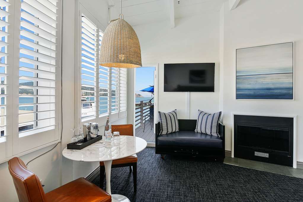 Waters Edge Hotel - photo 25