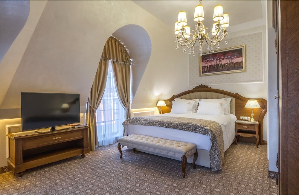 Residence City Garden Certificate of Excellence Top 10 BEST Five Stars City Hotels for 2024 awarded by HTIF — 5-Star Luxury Hotel in Plovdiv, Bulgaria