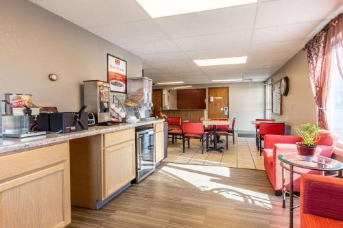Econo Lodge Inn & Suites Escanaba North - photo 28