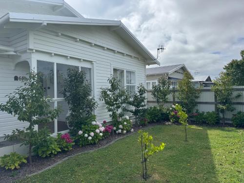 Luxury Magnolia Bungalow — 4-Star Luxury Hotel in Hastings, New Zealand