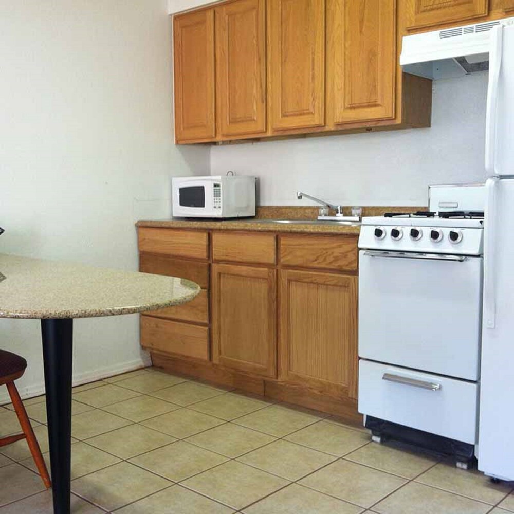 Oaktree Inn and Suites - photo 7