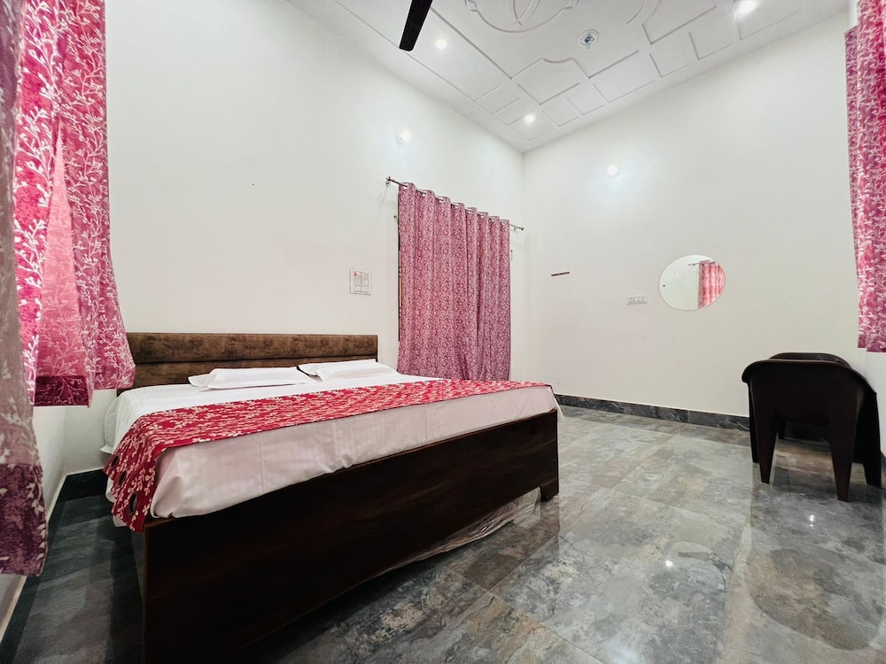 The Light House Hotel and Restaurant — hotel in Kasganj