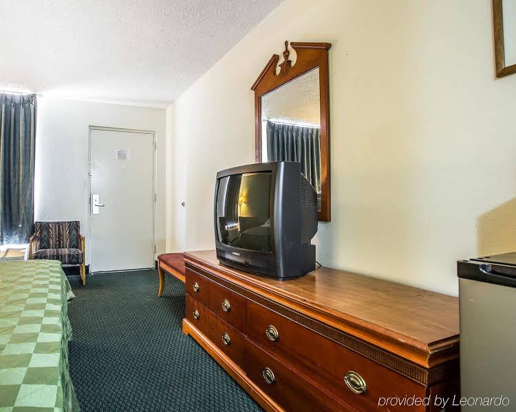 Claremont Inn & Suites - photo 12