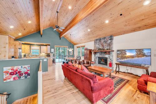 Spacious Tahoma Retreat with Hot Tub and Game Room — hotel in Tahoma