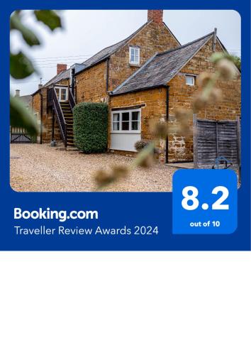 The Old Plough mix of 1 bed and 3 bed units rustic charm super king bed or twins en suite secure parking — 4-Star Luxury Hotel in Market Harborough, United Kingdom