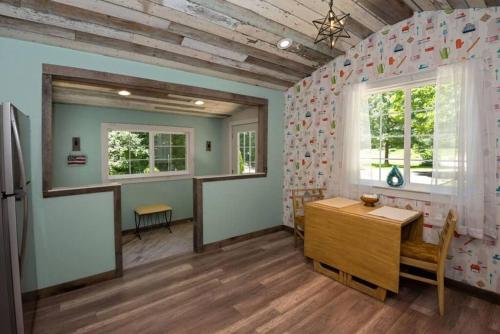 Little Blue Cottage: a wooded getaway near beaches and towns — 4-Star Luxury Hotel in Benton Harbor, United States