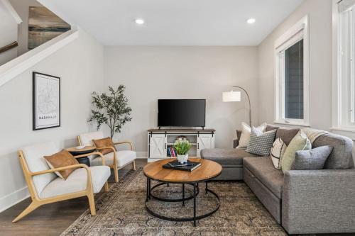 Luxe Home with Gated Parking Private Balcony and 4 miles to Downtown — 4-Star Luxury Hotel in Nashville, United States