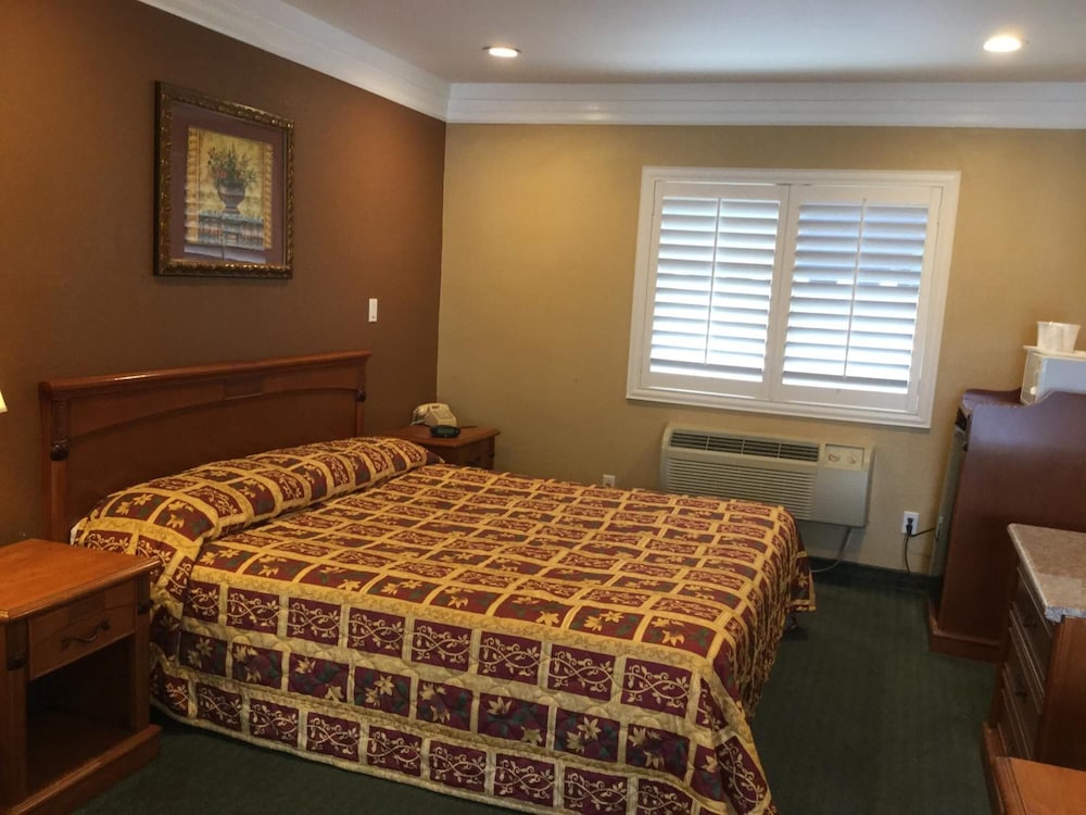 Beverly Inn - photo 13