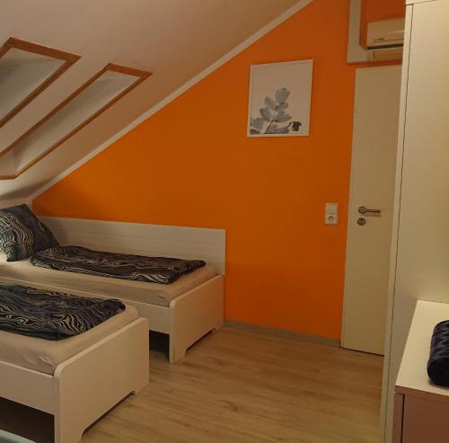 3 Bettzimmer mit Gemeinschaftsküche und je 2 Duschräumen und 2 Toiletten — hotel in Hohenstein-Ernstthal