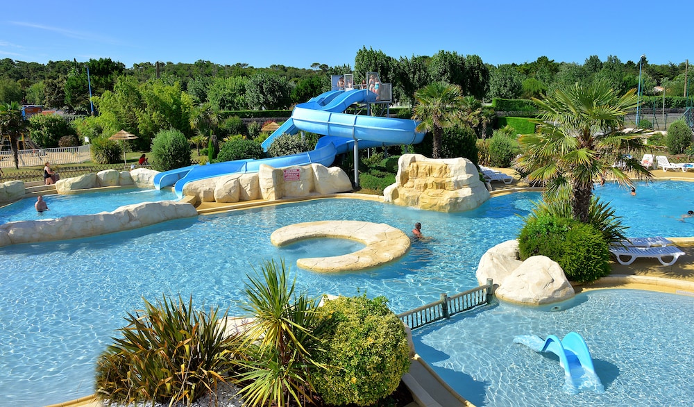 Camping Les Places Dorees — 4-Star Luxury Hotel in Saint-Jean-De-Monts, France