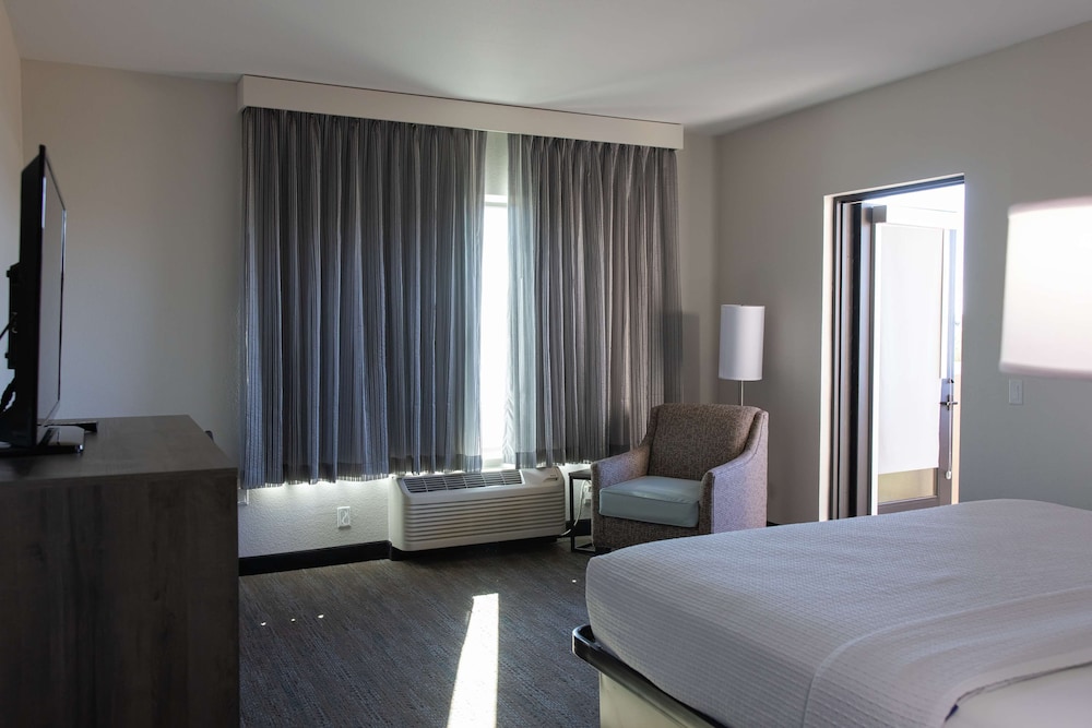 Best Western Plus Executive Residency Phoenix North Happy Valley - photo 29