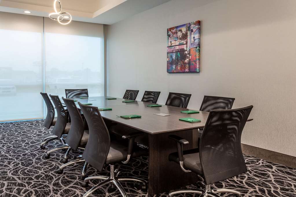 La Quinta Inn & Suites by Wyndham Shorewood - photo 31
