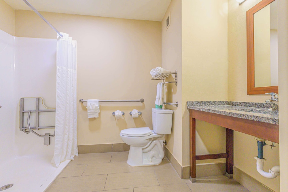Comfort inn Ottawa Kansas - photo 14